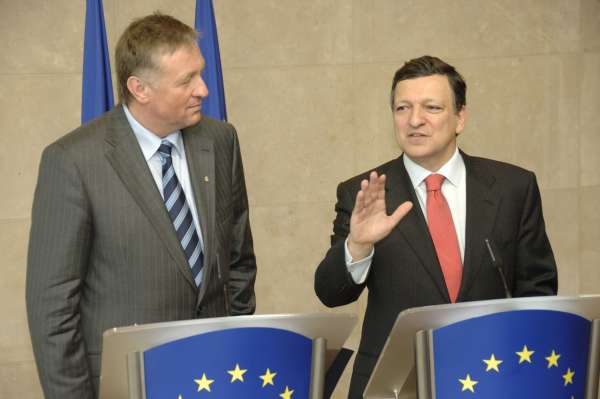 Nedůvěra? Premiér Topolánek a šéf EK Barroso v květnu 2003, Brusel. 
