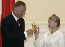 Rozpad na vlastní oči. Topolánek s ukrajinskou premiérkou Tymošenkovou.