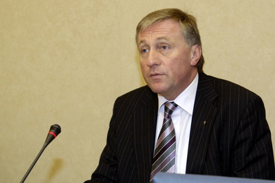 Premiér Mirek Topolánek na schůzi vlády
