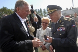 Mirek Topolánek předal v Ostravě medaili generálu Zdeňkovi Škarvadovi.