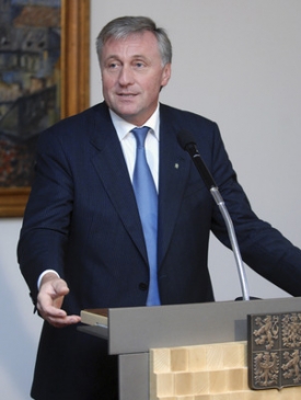 Premi&eacute;r Topol&aacute;nek při setk&aacute;n&iacute; s novin&aacute;ři