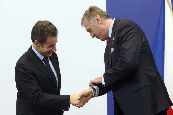 "Podívej, co jsem si vzal," jako by Topolánek říkal Sarkozymu. "Podívej, co jsem si vzal," jako by Topolánek říkal Sarkozymu.