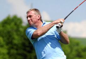 Topolánek má rád golf. Golfová charita mu ovšem komplikuje život.