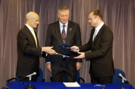 Podpis memoranda o bezvízovém styku. Podpis memoranda o bezvízovém styku.