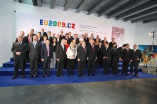 Česká vláda s členy Evropské komise v Praze.