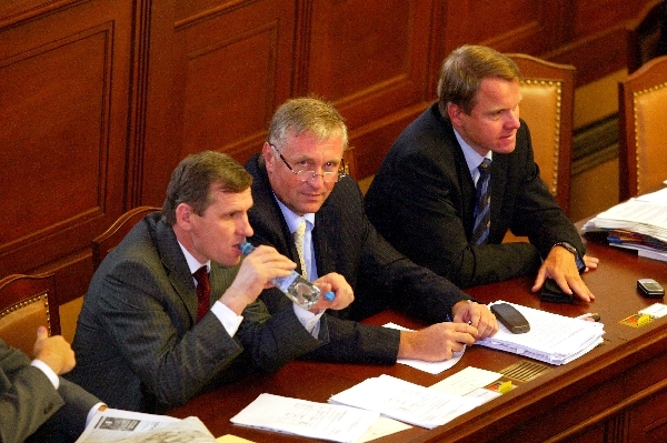 Jak na poplatky? Šéfové stran hledají kompromis. Jak na poplatky? Šéfové stran hledají kompromis.