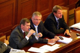 Jak na poplatky? &Scaron;&eacute;fov&eacute; stran hledaj&iacute; kompromis.