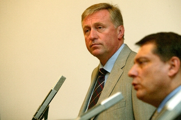 Premiér se omluvil šéfovi ČSSD. Zítra bude vyjednávat o misích. 