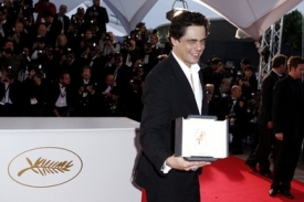 Benicio del Toro se svou cenou.