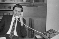 Tehdejší předseda Státní banky československé Josef Tošovský ve své kanceláři v roce 1991.