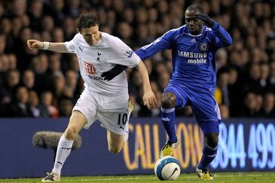 Robbie Keane z Tottenhamu (vlevo) v souboji s Claudem Makelelem.