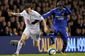 Robbie Keane z Tottenhamu (vlevo) v souboji s Claudem Makelelem.