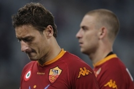 Francesco Totti (vlevo) a Daniele De Rossi z AS Řím po prohře s Laziem