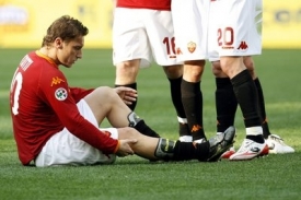 Francesco Totti zkoum&aacute; poraněnou nohu.