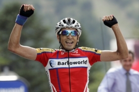 Nečekaný vítěz deváte etapy Tour de France Juan Mauricio Soler se raduje z životního triumfu