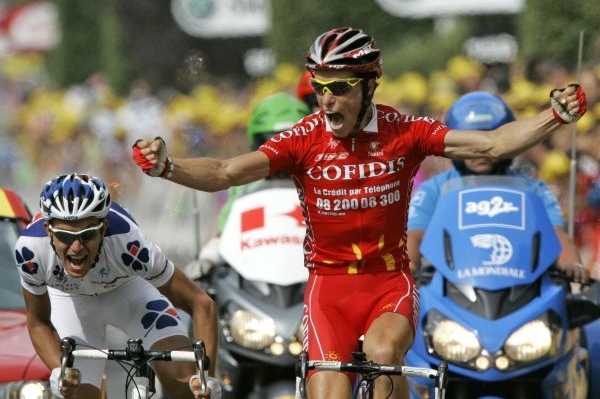 Radující se vítěz Sylvain Chavanel v cíli 19. etapy.