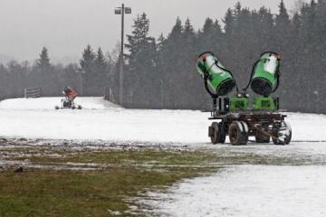 Sněhová děla v areálu novoměsteckého běžeckého stadionu. 