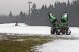 Sněhová děla v areálu novoměsteckého běžeckého stadionu.