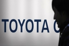 Toyota Motor sníží výrobu aut na polovinu.