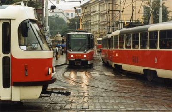 Jízda tramvají zadarmo? Poslanci možná o své privilegium přijdou.