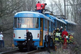 Policisté v podnělí na místě nehody prováděli rekonstrukci.