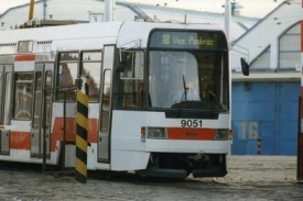 Řádění fanoušků zatím odnesla jen tramvaj. Řádění fanoušků zatím odnesla jen tramvaj.