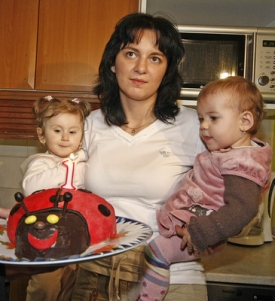 Jaroslava Trojanová s Nikolkou (vlevo) a Verunkou (vpravo) u Brožů