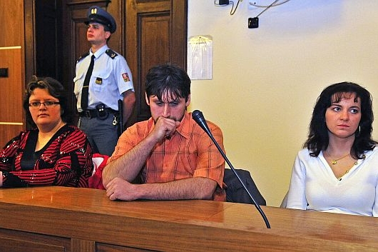 Manželé Čermákovi a Jaroslava Trojanová před soudem.