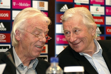 Trenéři Polska Leo Beenhaker (vlevo) a Česka Karel Brückner.
