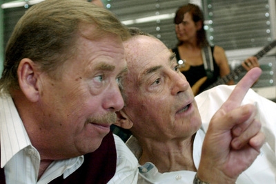 Václav Havel a Jan Tříska (vpravo) na archivním snímku ze srpna 2003.