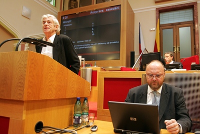 Silná trojice kolem knihovny. Kaplický (vlevo), Ježek a Bém (vzadu). 