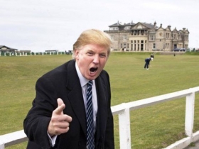 Donald Trump propaguje my&scaron;lenku obř&iacute;ho golfov&eacute;ho hři&scaron;tě.