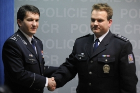 Policejní prezident Oldřich Martinů představuje Leoše Tržila (vpravo).