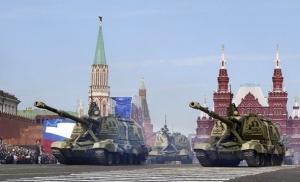Tanky na Rud&eacute;m n&aacute;měst&iacute; při tradičn&iacute; přehl&iacute;dce ke Dni v&iacute;tězstv&iacute;