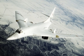 Ruský bombardér TU-160 (archivní foto, nad Saratovem roku 1997).