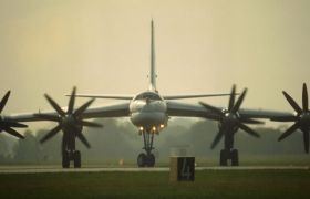 Ruský bombardér Tu-95. Ruský bombardér Tu-95.