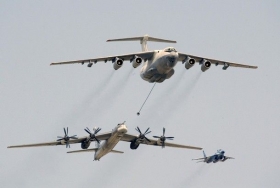 Ruský bombardér Tu-95 (dole) na přehlídce nad Moskvou.