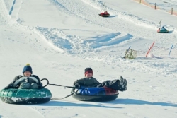 Jedním z lákadel je i sjezd ve sněhovém korytě tzv. snowtubing.