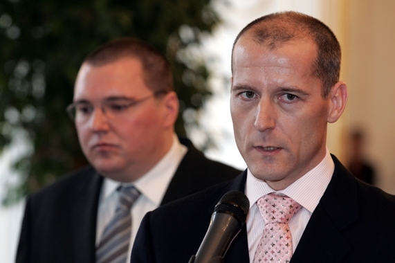Členové bankovní rady Tůma a Singer hájí českou ekonomiku.