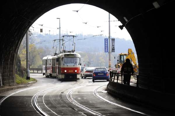 Vyšehradský tunel se kvůli opravám trati na měsíc uzavře. 
