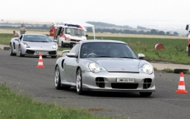 Na srazy tunerů jezdí i majitelé aut, jako je Porsche či Lamborghini.
