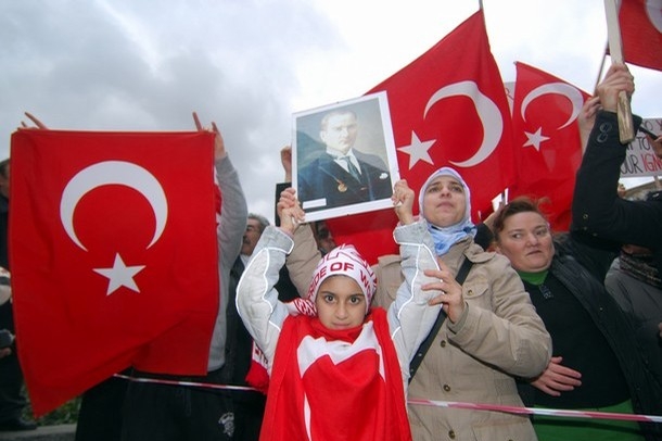 Demonstrace v Kolíně. Tehdy proti Kurdům. Přijdou se postavit němčině?