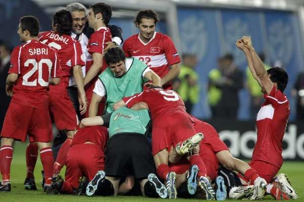 Turečtí fotbalisté slaví po penaltách výhru nad Švýcarskem. Turečtí fotbalisté slaví po penaltách výhru nad Švýcarskem.