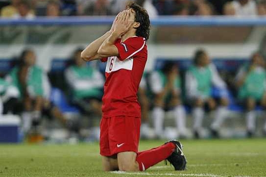 Turecký fotbalista po prohře 2:3 v semifinále Eura s Německem.
