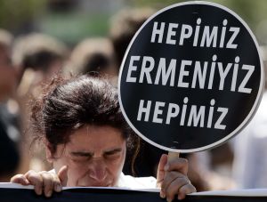 Truchlící demonstrantka před soudní budovou