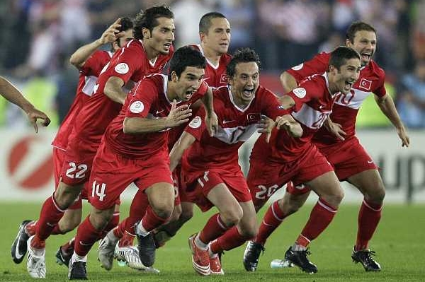 Radost fotbalistů Turecka po triumfu v penaltovém rozstřelu. Radost fotbalistů Turecka po triumfu v penaltovém rozstřelu.