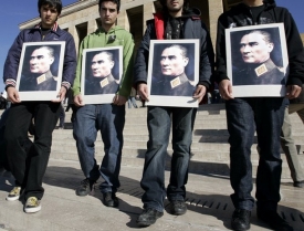 Prosekul&aacute;rn&iacute; demonstranti s potr&eacute;ty Atat&uuml;rka.