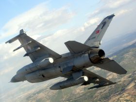 Turecký letoun F-16 při manévrech na východě Turecka. Turecký letoun F-16 při manévrech na východě Turecka.