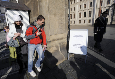 Zklamaní turisté odcházejí z ražského hradu.