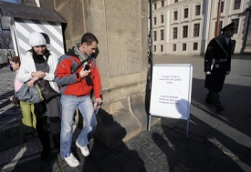 Zklamaní turisté odcházejí z ražského hradu.